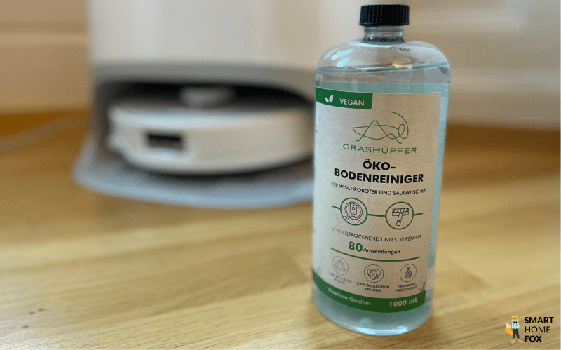 Das Grashüpfer Bio Reiniger steht auf dem Boden.